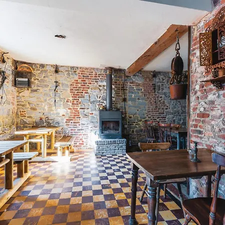 Cozy In A 16th Century Castle, Cleaning Included Holiday home