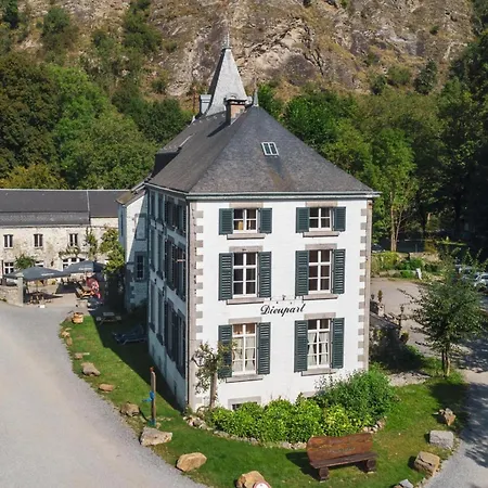 Cozy In A 16th Century Castle, Cleaning Included Holiday home *